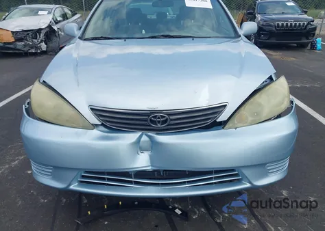 2005 Toyota Camry Le z USA, uszkodzony, nr VIN 4T1BE32K75U979568